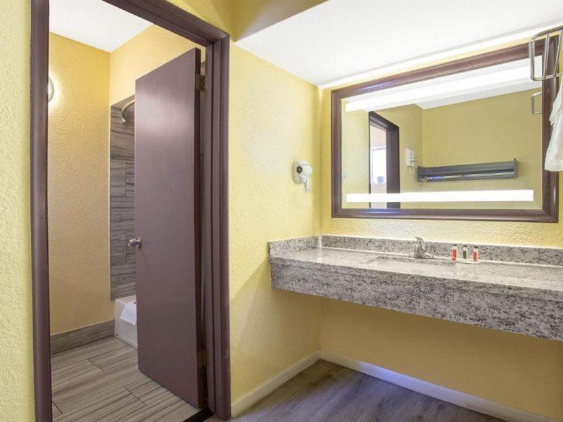 Days Inn By Wyndham Airport - Phoenix Esterno foto