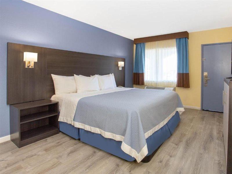 Days Inn By Wyndham Airport - Phoenix Esterno foto