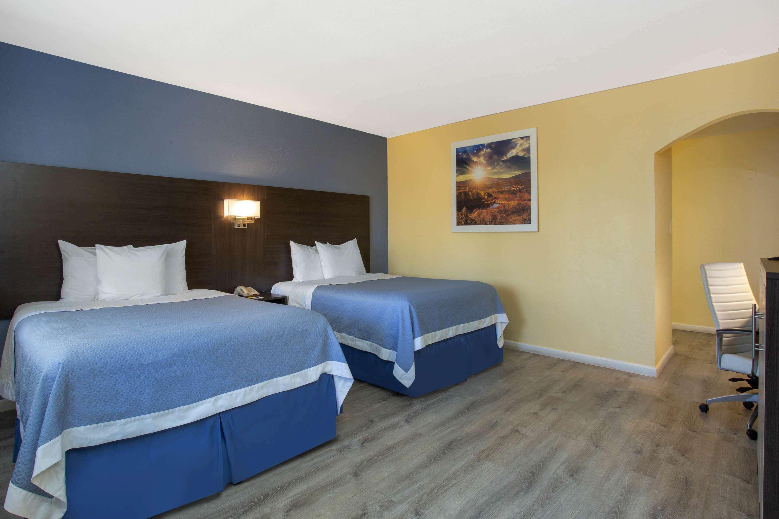 Days Inn By Wyndham Airport - Phoenix Esterno foto