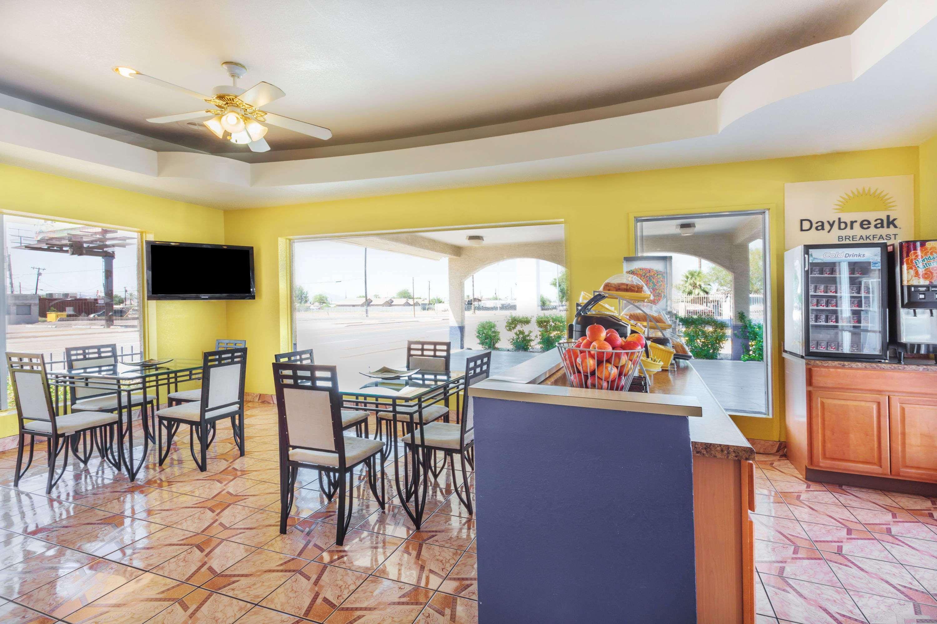 Days Inn By Wyndham Airport - Phoenix Esterno foto