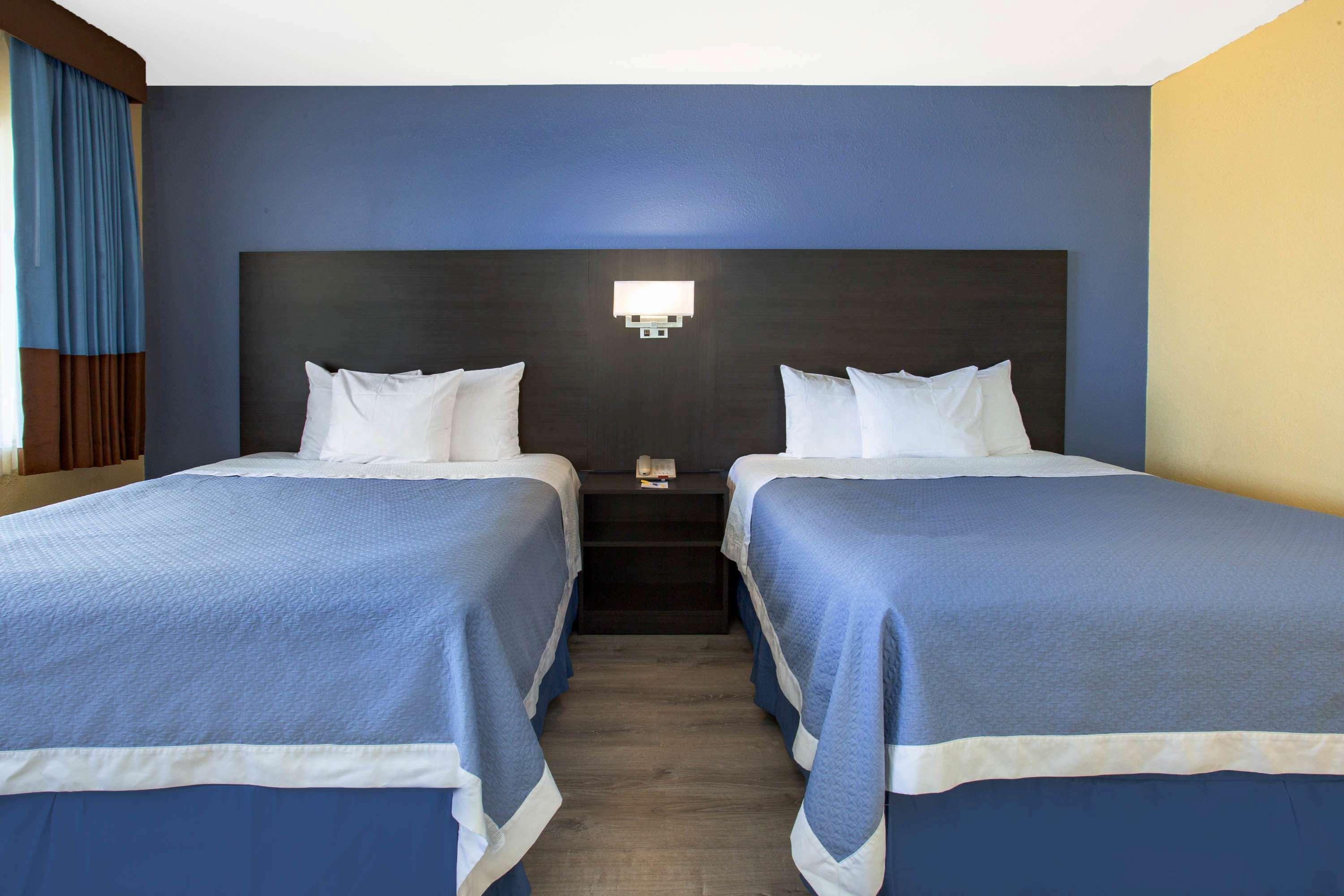 Days Inn By Wyndham Airport - Phoenix Esterno foto