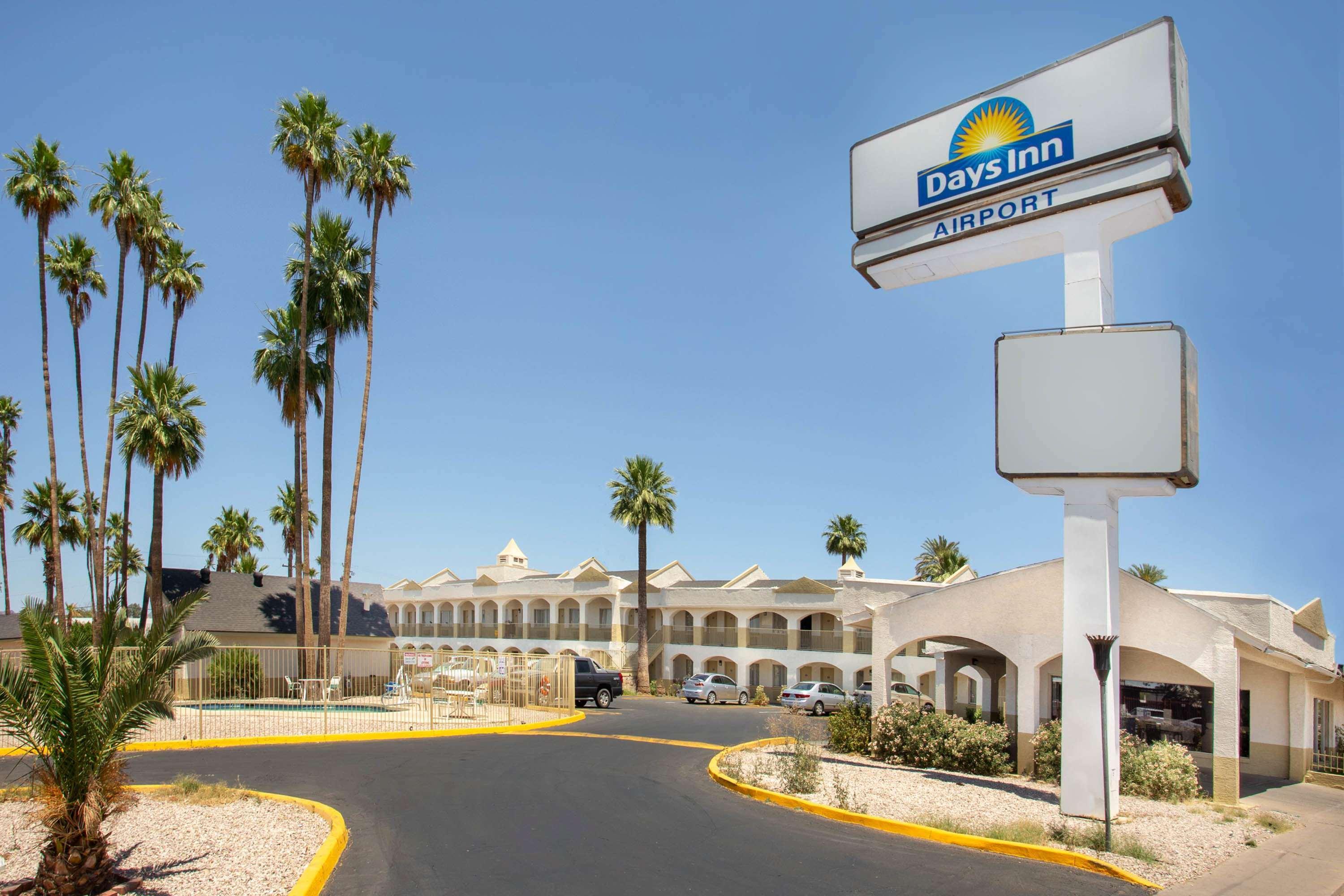 Days Inn By Wyndham Airport - Phoenix Esterno foto