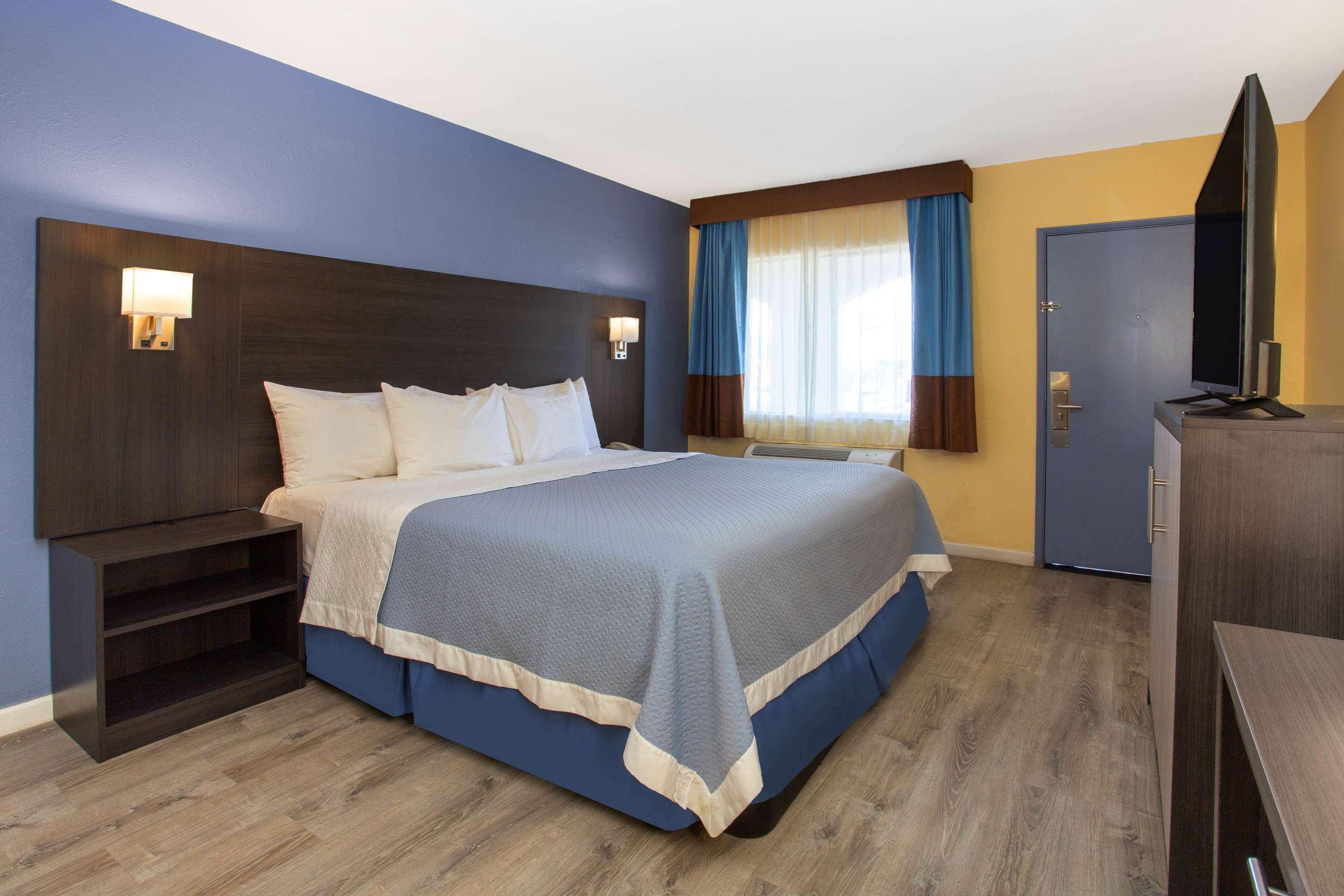 Days Inn By Wyndham Airport - Phoenix Esterno foto