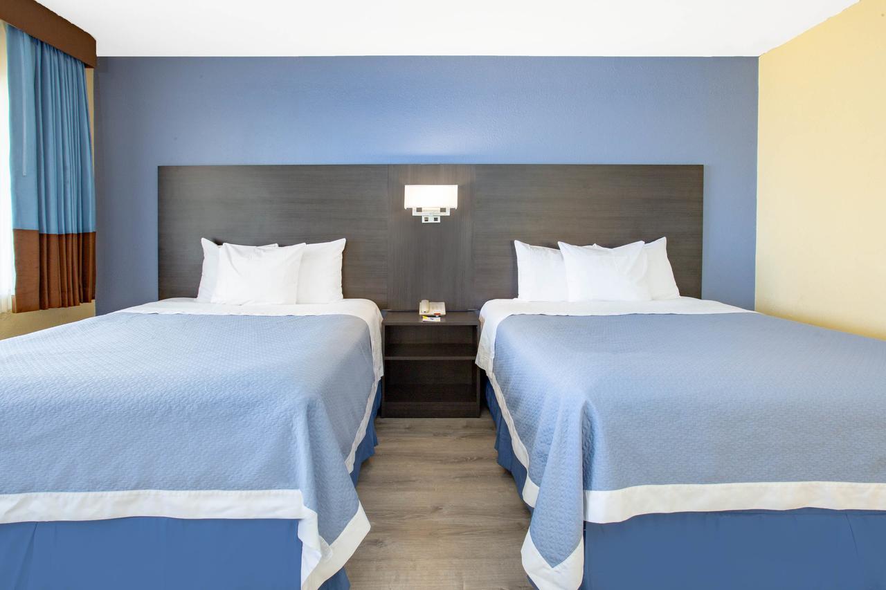 Days Inn By Wyndham Airport - Phoenix Esterno foto