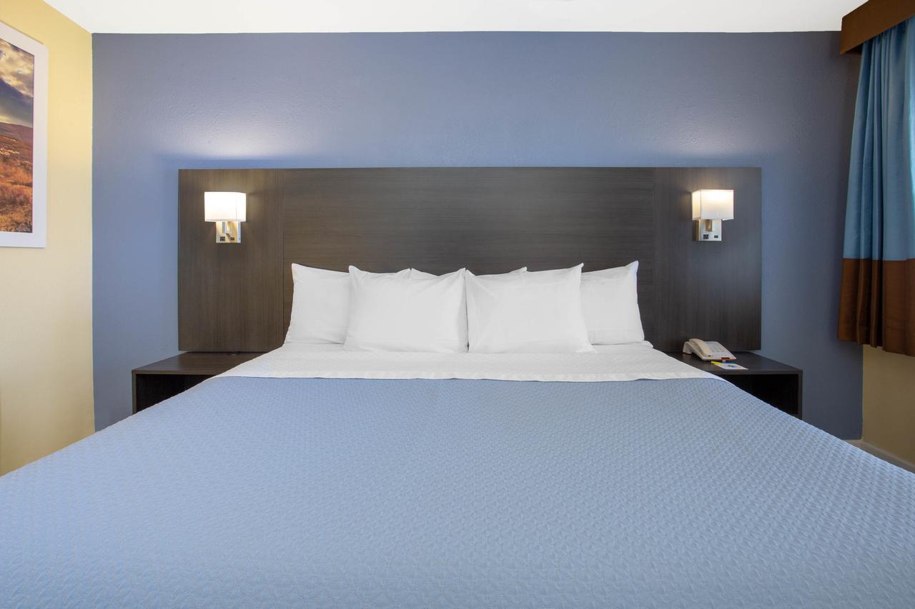 Days Inn By Wyndham Airport - Phoenix Esterno foto