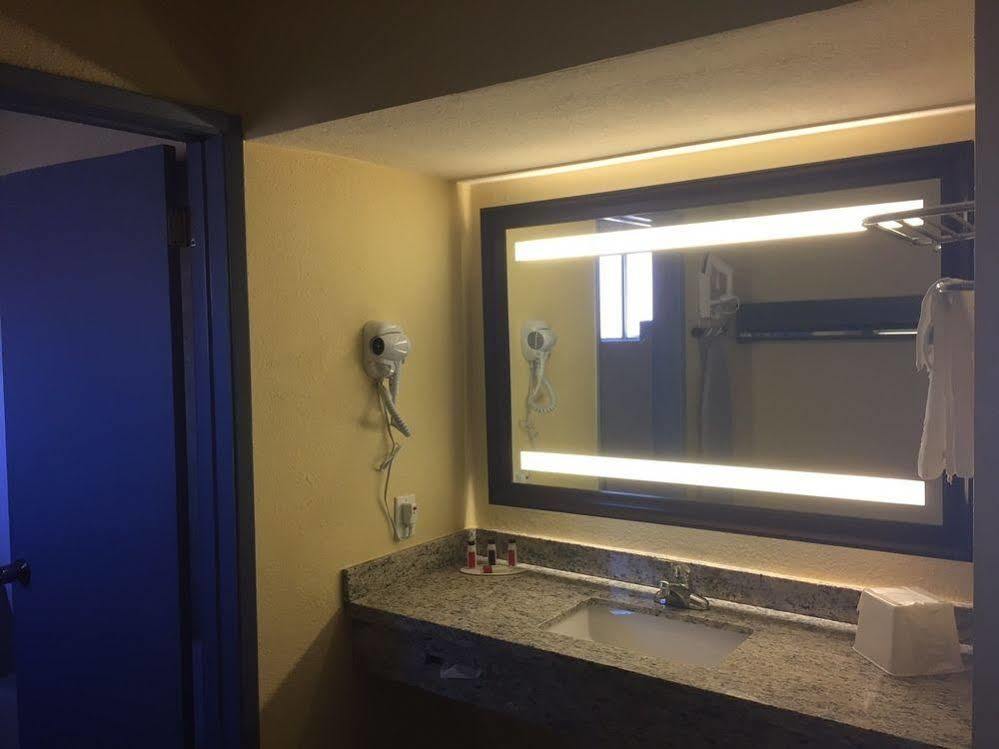 Days Inn By Wyndham Airport - Phoenix Esterno foto