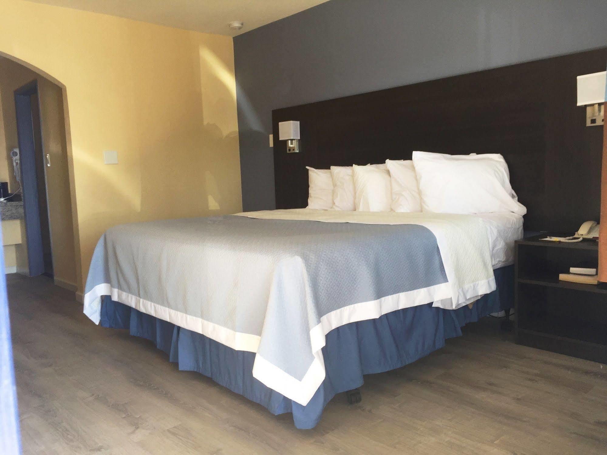 Days Inn By Wyndham Airport - Phoenix Esterno foto